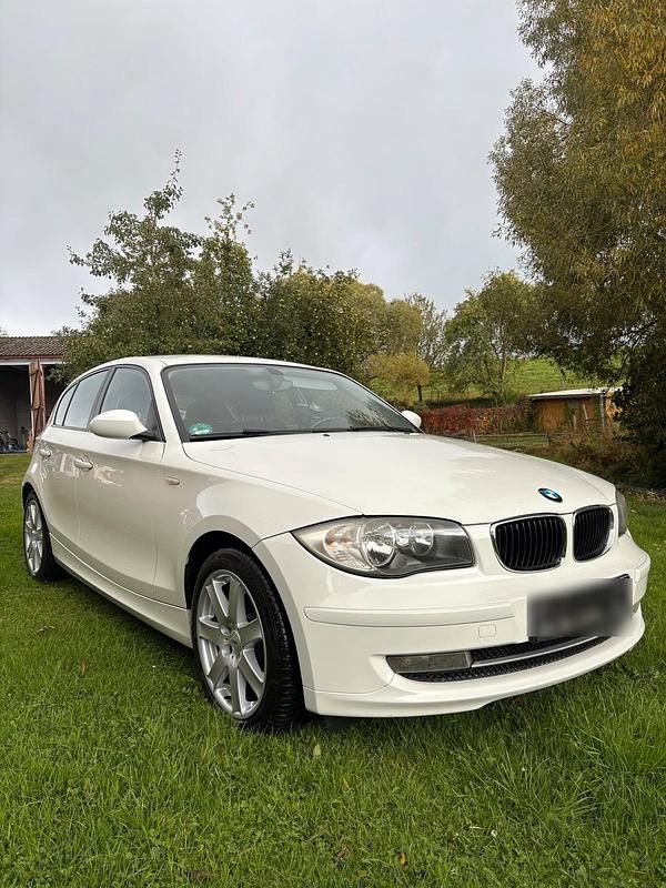 Weiß Gebraucht 2009 BMW 116 Kleinwagen | 3.150 € (Etwas zu teuer) - Bild 1/4