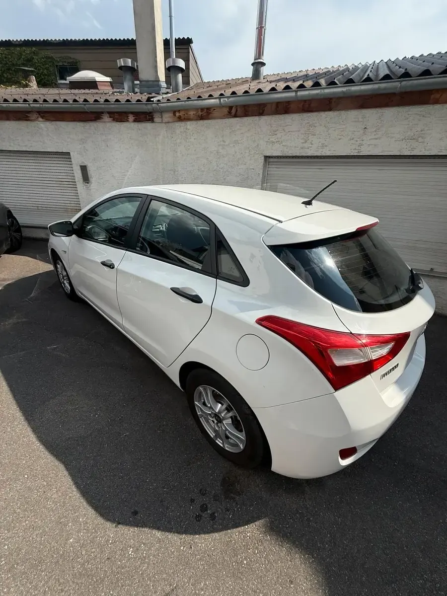 Gebraucht Hyundai i30 99 PS (72 kW) 2015 Weiß Limousine