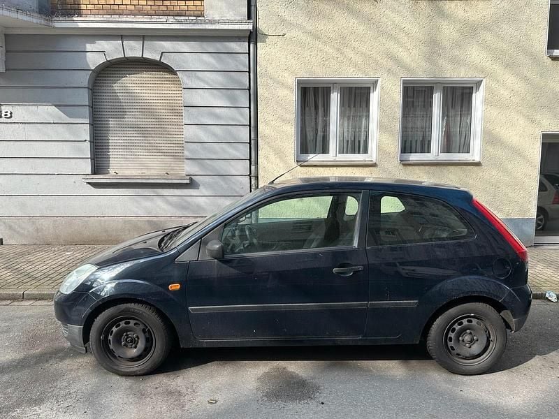 Gebraucht Ford Fiesta 60 PS (44 kW) 2004 Blau Kleinwagen