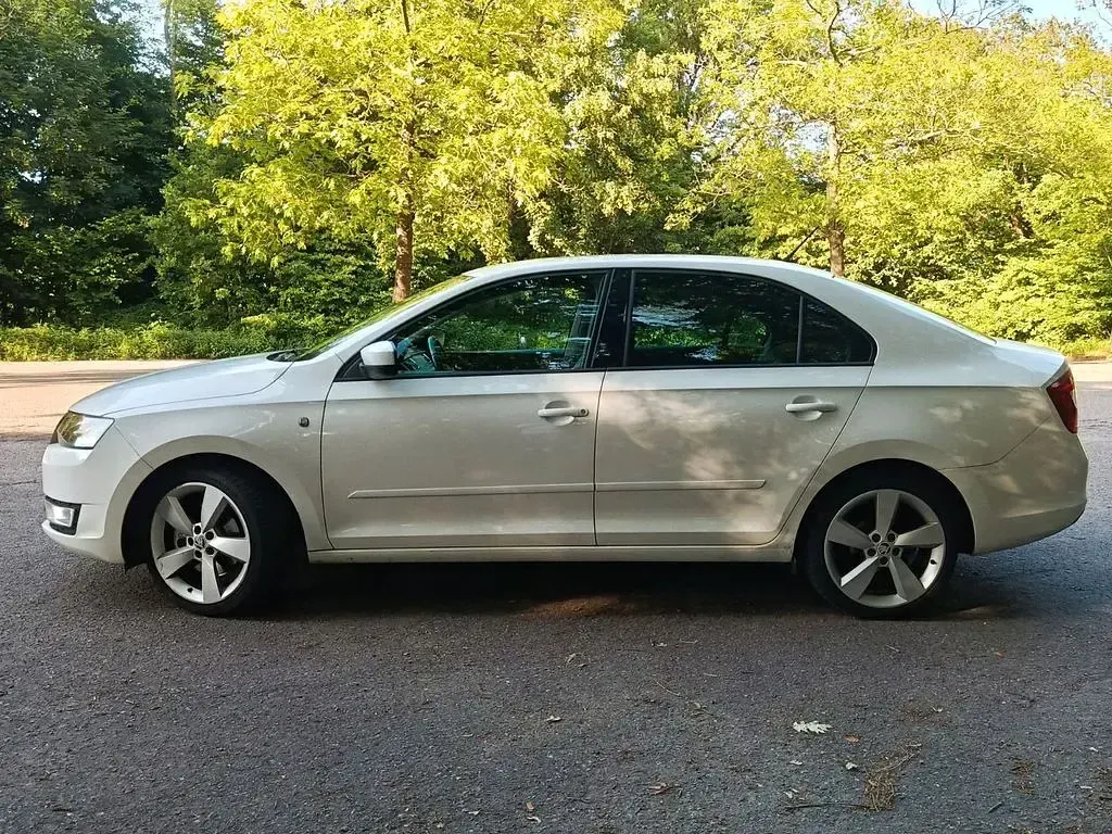 Gebraucht Skoda Rapid 105 PS (77 kW) 2012 Weiß Kleinwagen