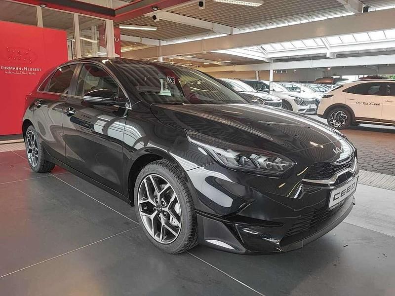Neu Kia Ceed Platinum 140 PS (102 kW) 2025 Schwarz Kleinwagen