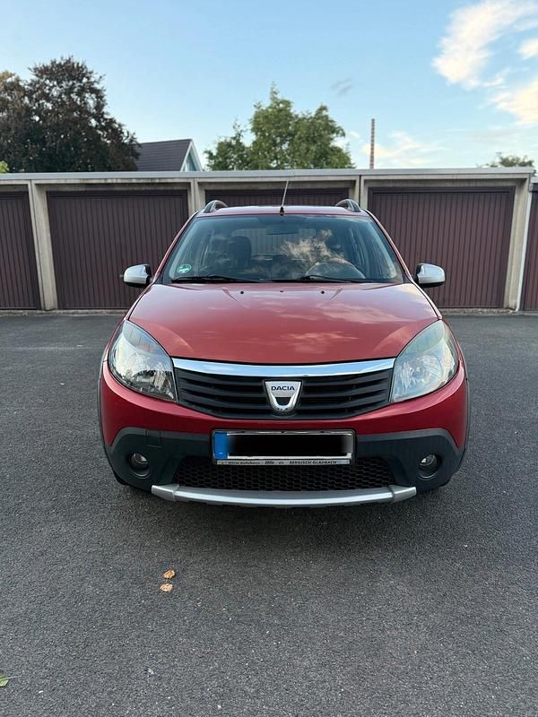 Rot Gebraucht 2009 Dacia Sandero Stepway Kleinwagen | 2.490 € (Fairer Preis) - Bild 1/4