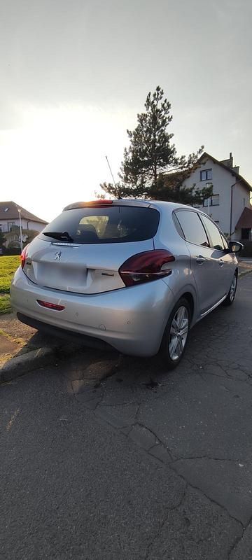Gebraucht Peugeot 208 Style 82 PS (60 kW) 2016 Silber Kleinwagen
