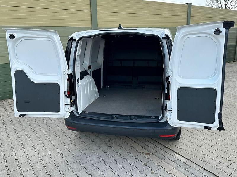 Second-hand VW Caddy 102 CP (75 kW) 2022 Alb Monovolum