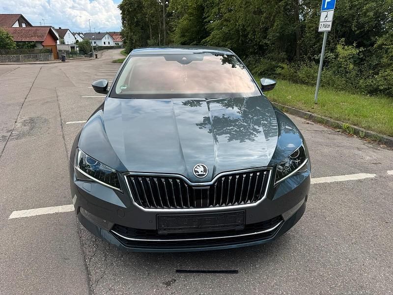 Grün Gebraucht 2019 Skoda Superb Limousine | 19.900 € (Guter Preis) - Bild 1/4