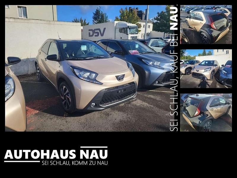 Ginger beige (4u9)/ black mica Neu 2025 Toyota Aygo Kleinwagen | 17.990 € - Bild 1/4