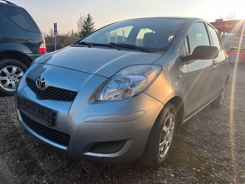 Gebraucht Toyota Yaris Cool 69 PS (50 kW) 2009 Silber Kleinwagen