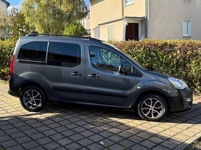 Grau Gebraucht 2018 Peugeot Partner Tepee Van / Kleinbus | 11.100 € (Fairer Preis) - Bild 1/4