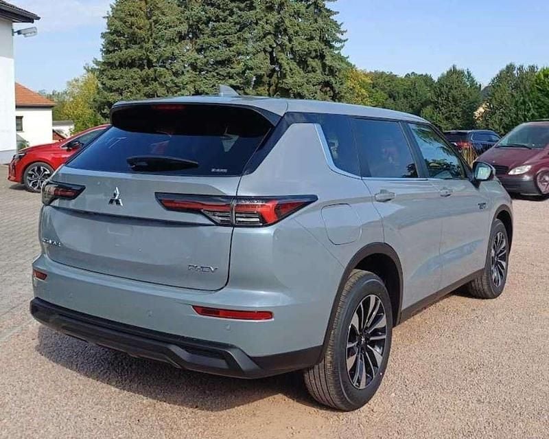 Neu Mitsubishi Outlander P-HEV Plus 306 PS (225 kW) 2025 Mondsteingrau SUV