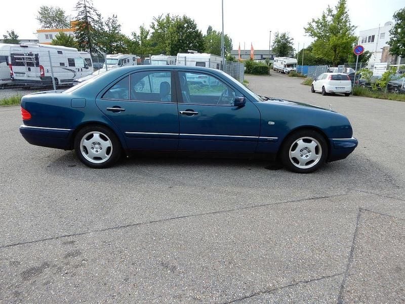 Gebraucht Mercedes E230 Avantgarde 150 PS (110 kW) 1997 Blau Limousine