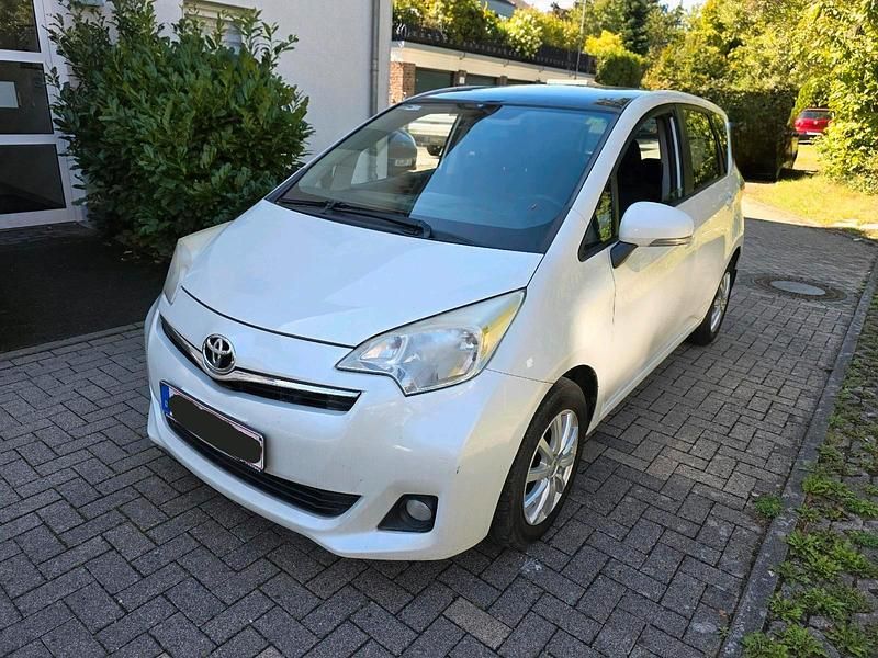 Weiß Gebraucht 2013 Toyota Verso-S Van / Kleinbus | 3.900 € (Superpreis) - Bild 1/4