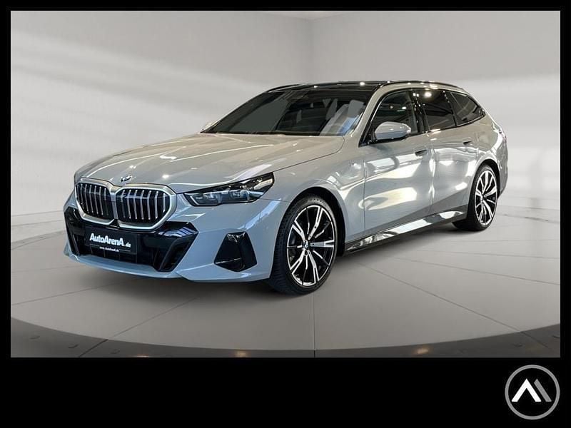 Brooklyn grau metallic Gebraucht 2024 BMW 520 M Sport Kombi | 54.854 € (Superpreis) - Bild 1/4