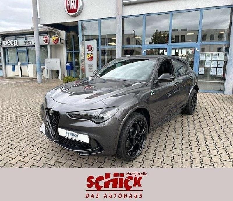 Graumetallic Neu 2025 Alfa Romeo Stelvio Quadrifoglio SUV | 94.499 € - Bild 1/4