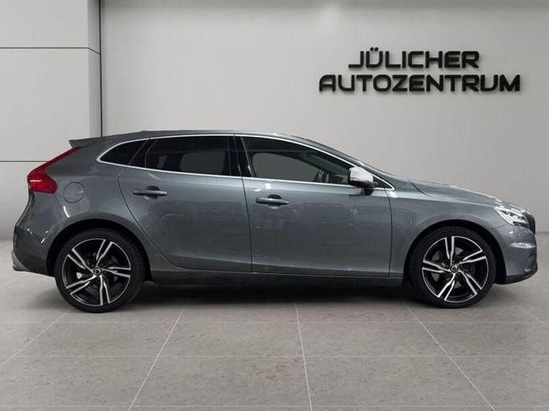 Gebraucht Volvo V40 Momentum 150 PS (110 kW) 2017 Grau Limousine