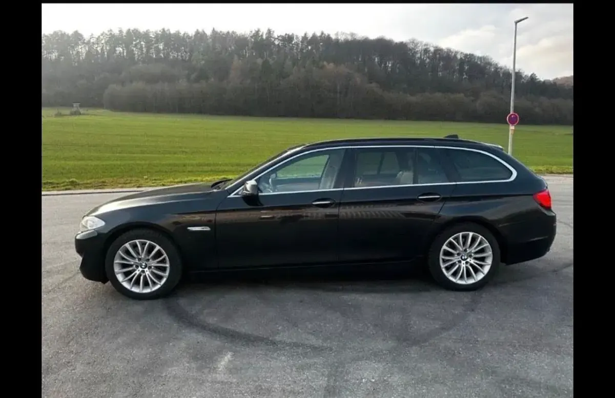 Gebraucht BMW 530 Sport Line 258 PS (189 kW) 2010 Schwarz Kombi