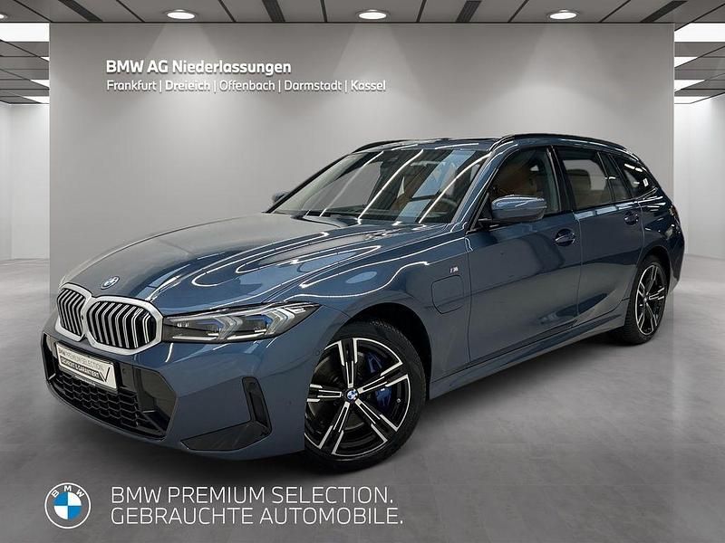 Blau Gebraucht 2024 BMW 330e M Sport Kombi | 52.840 € - Bild 1/4