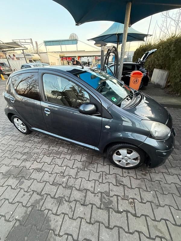 Gebraucht Toyota Aygo 68 PS (50 kW) 2011 Grau Kleinwagen