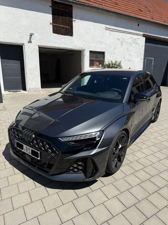Grau Gebraucht 2025 Audi RS3 Sport Kleinwagen | 64.900 € (Superpreis) - Bild 1/4