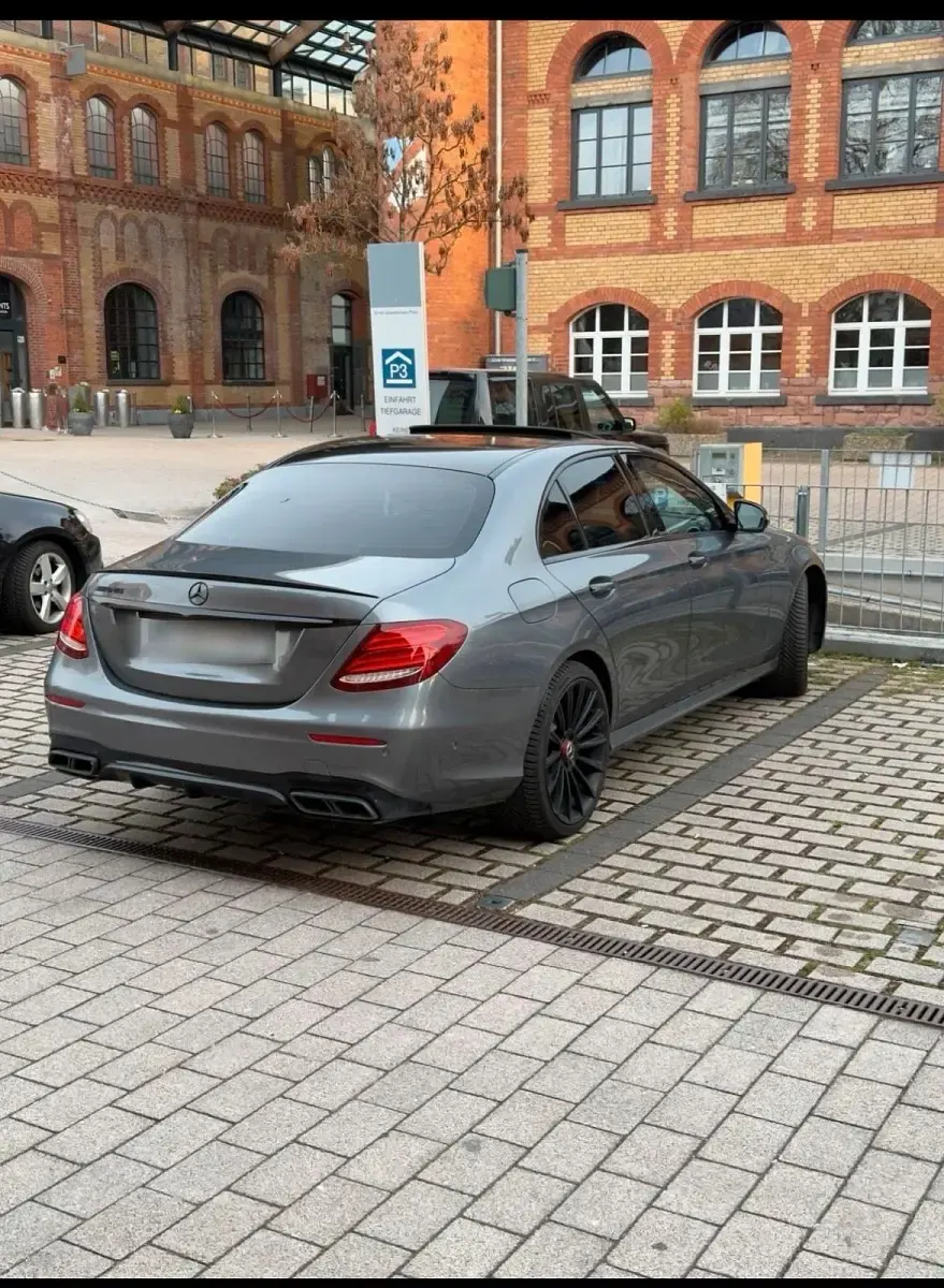 Gebraucht Mercedes E350 AMG line 258 PS (189 kW) 2017 Silber Limousine