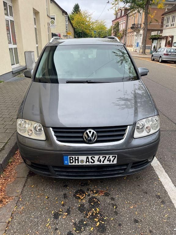 Grau Gebraucht 2004 VW Touran Trendline Van / Kleinbus | 3.550 € (Teuer) - Bild 1/4