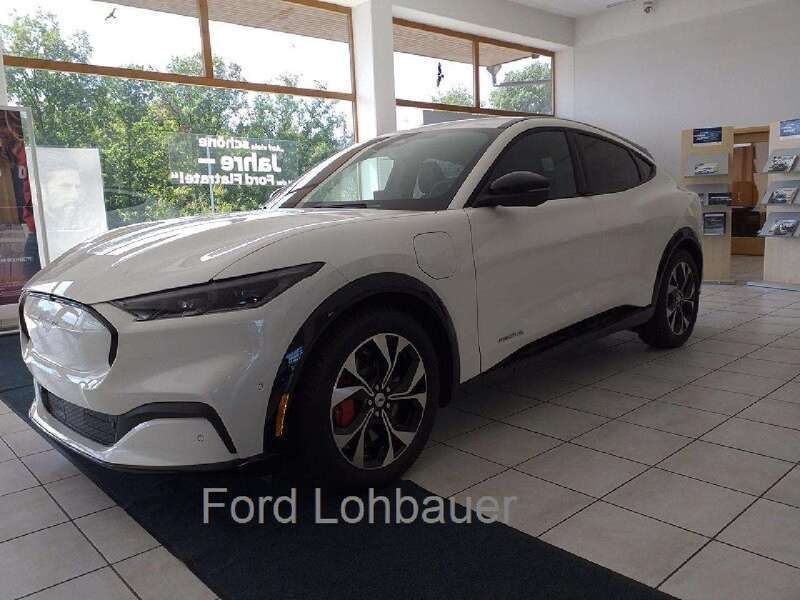 Gebraucht Ford Mustang Mach-E 197 kW (269 PS) 2022 Starweiß metallic SUV