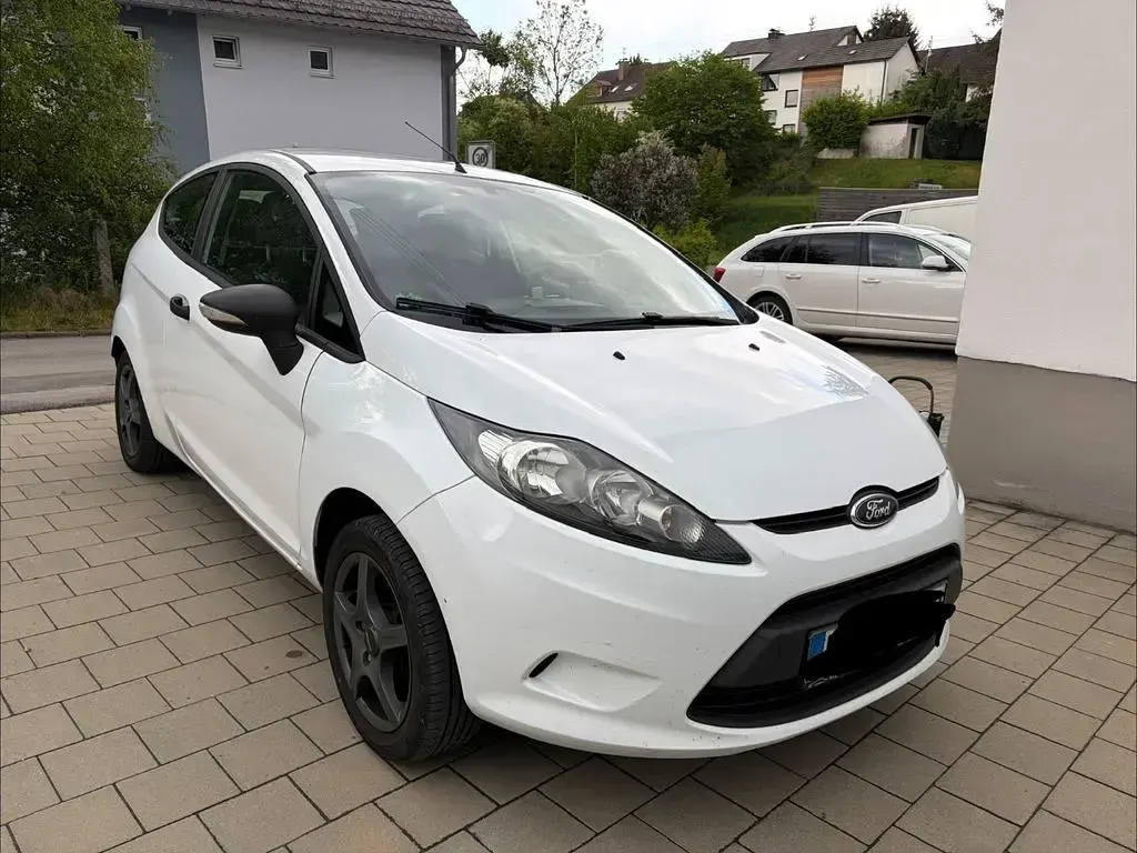 Gebraucht Ford Fiesta Ambiente 60 PS (44 kW) 2012 Weiß Kleinwagen