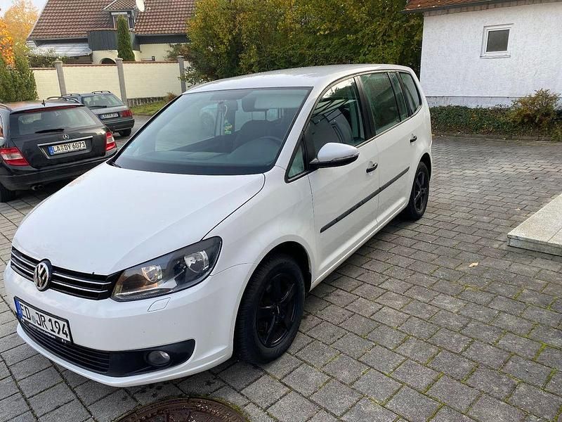 Weiß Gebraucht 2013 VW Touran Trendline Van / Kleinbus | 6.590 € (Guter Preis) - Bild 1/4