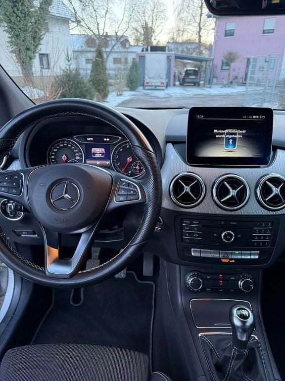 Gebraucht Mercedes B180 Style 122 PS (89 kW) 2018 Silber Van / Kleinbus