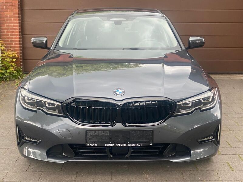 Grau Gebraucht 2021 BMW 318 Sport Line Limousine | 24.490 € (Superpreis) - Bild 1/4