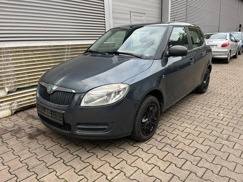 Grau Gebraucht 2010 Skoda Fabia Limousine | 2.250 € (Fairer Preis) - Bild 1/4