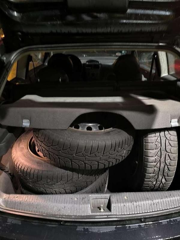 Schwarz Gebraucht 2004 Opel Corsa Limousine | 900 € (Fairer Preis) - Bild 1/4