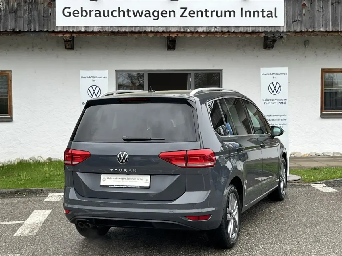 Gebraucht VW Touran Highline 150 PS (110 kW) 2023 Grau Van / Kleinbus
