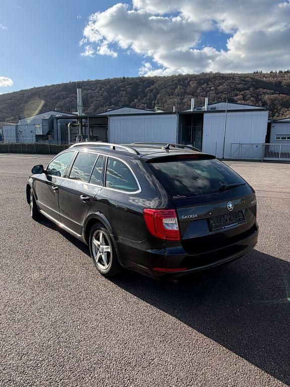 Gebraucht Skoda Superb Exclusive 140 PS (102 kW) 2015 Schwarz Kombi