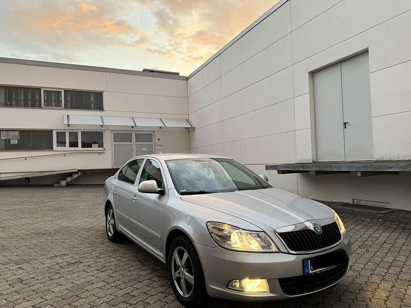 Silber Gebraucht 2010 Skoda Octavia Limousine | 5.800 € (Teuer) - Bild 1/4