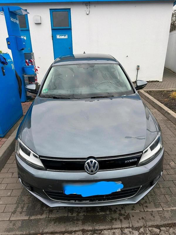 Grau Gebraucht 2013 VW Jetta Hybrid Limousine | 7.400 € - Bild 1/4