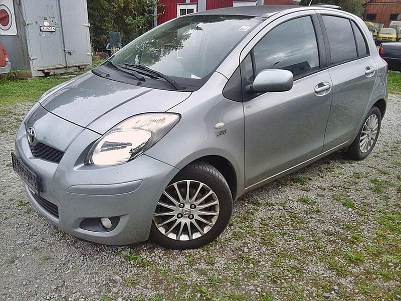 Grau Gebraucht 2009 Toyota Yaris Kleinwagen | 2.800 € (Guter Preis) - Bild 1/4
