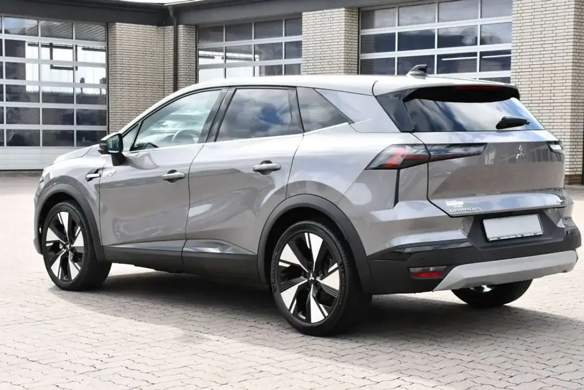Neu Mitsubishi L Edition 109 PS (80 kW) 2026 Grau Limousine