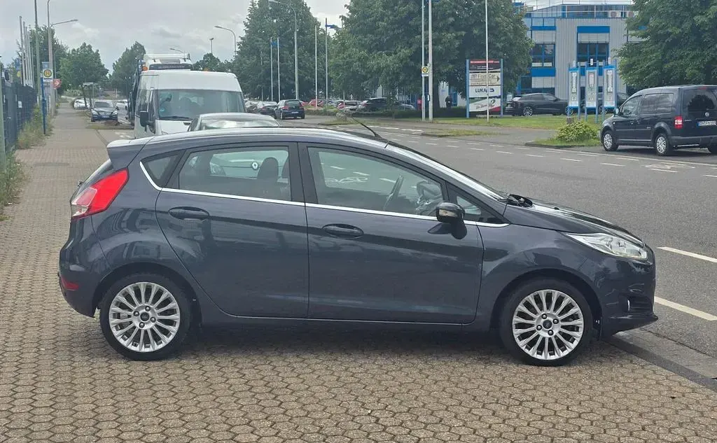 Gebraucht Ford Fiesta Titanium 101 PS (74 kW) 2013 Grau Limousine