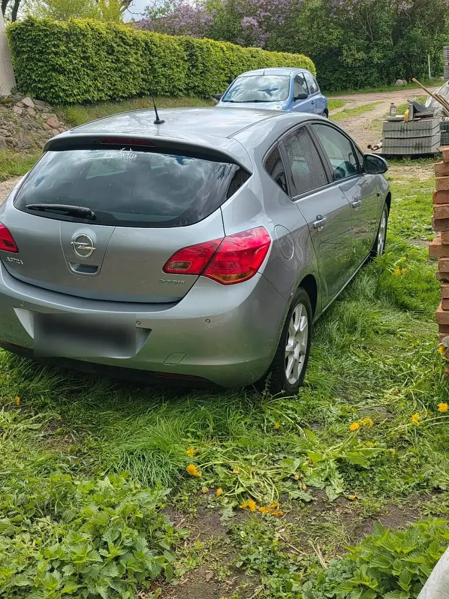Usado Opel Astra 100 HP (73 kW) 2011 Sedan