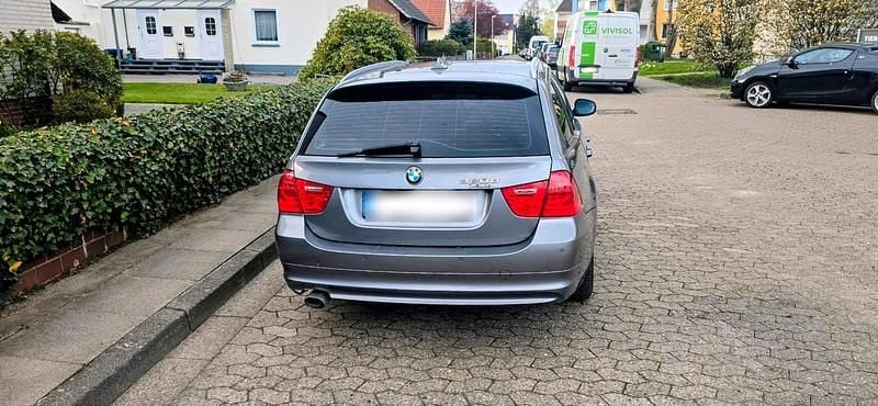Gebraucht BMW 320 184 PS (135 kW) 2010 Grau Kombi