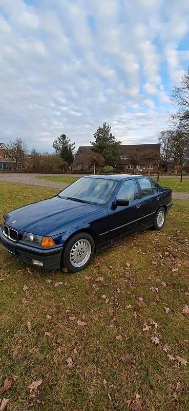 Blau Gebraucht 1991 BMW 318 Limousine | 7.700 € - Bild 1/4