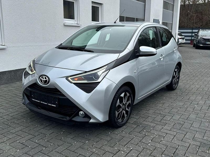 Silber Gebraucht 2021 Toyota Aygo X-play Kleinwagen | 9.990 € (Guter Preis) - Bild 1/4