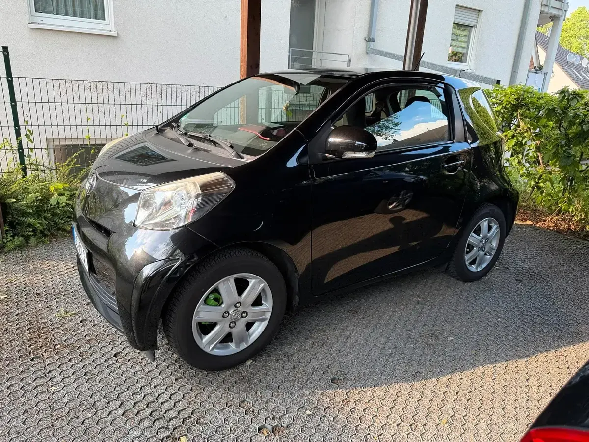 Gebraucht Toyota iQ 68 PS (50 kW) 2011 Schwarz Kleinwagen