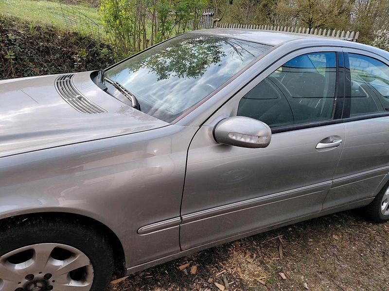 Second-hand Mercedes C200 163 CP (119 kW) 2004 Argintiu Berlinǎ