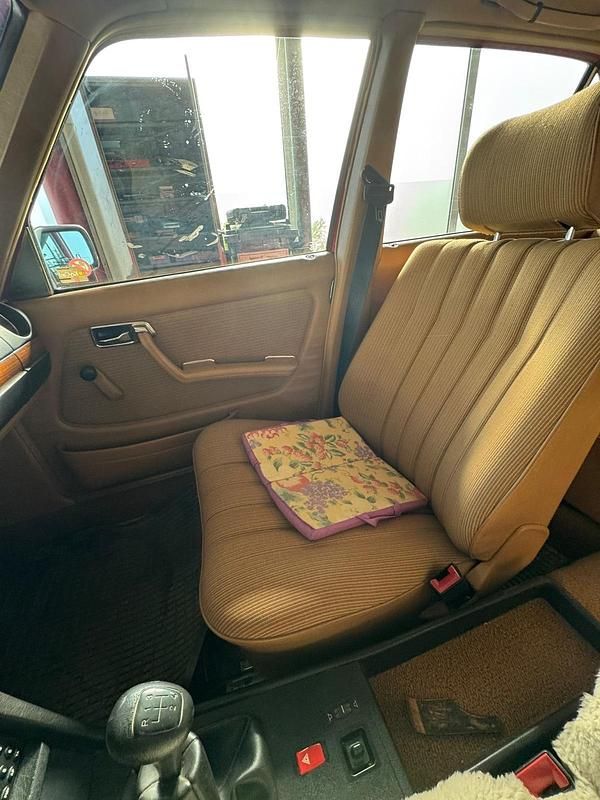 Gebraucht Mercedes E300 88 PS (64 kW) 1984 Rot Limousine