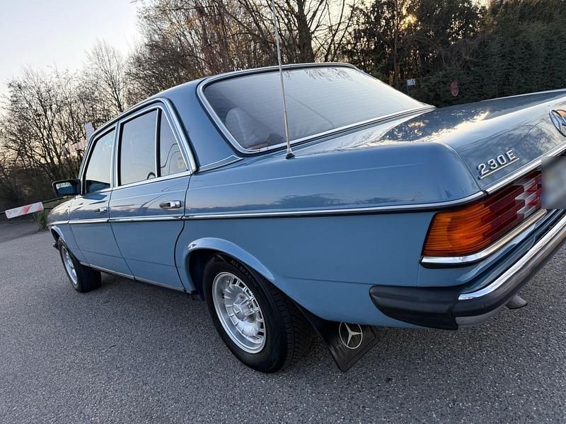 Gebraucht Mercedes E230 136 PS (100 kW) 1981 Blau Limousine