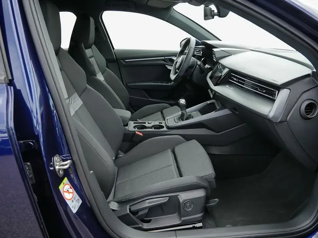 Usado Audi A3 Ambiente 116 HP (85 kW) 2025 Azul Sedan