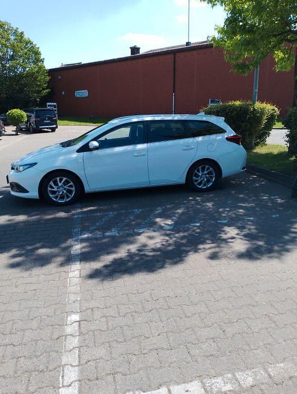 Weiß Gebraucht 2015 Toyota Auris Touring Sports Kombi | 5.900 € (Guter Preis) - Bild 1/4