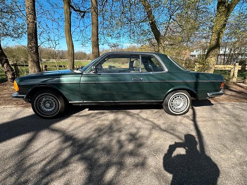 Grün Gebraucht 1981 Mercedes 230 Coupé | 8.800 € - Bild 1/4