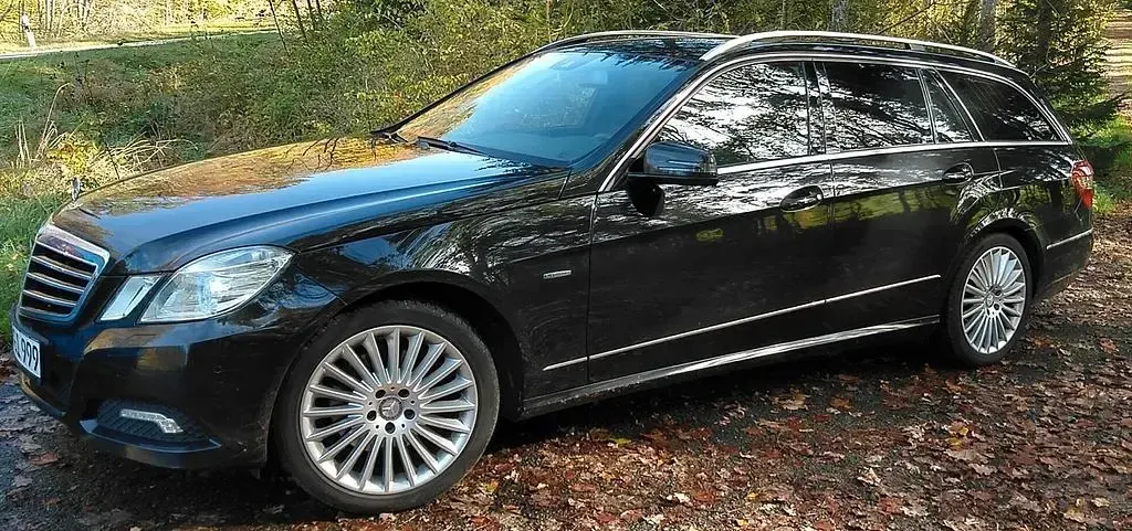 Gebraucht Mercedes E300 Avantgarde 204 PS (150 kW) 2010 Schwarz Limousine